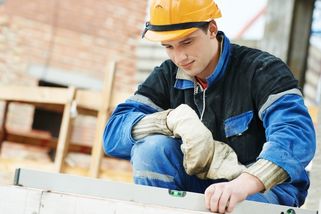 Mladým Čechům práce tesaře nebo zedníka nevoní. Mají za ně pracovat přesluhující důchodci